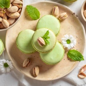 Alfajores de pistacho en plato