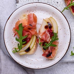 Tostones de pan crudo con rucula