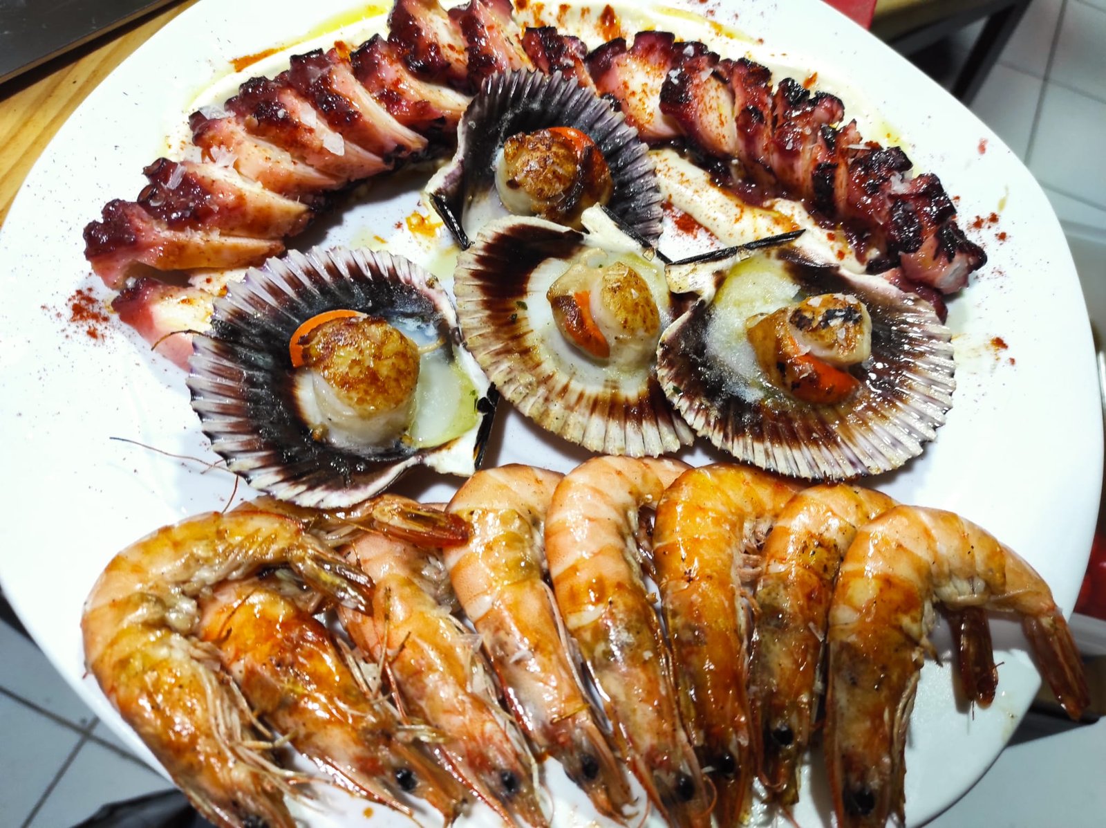 Foto de plato con comida de mar